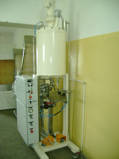 Filling machine for rolled wafers