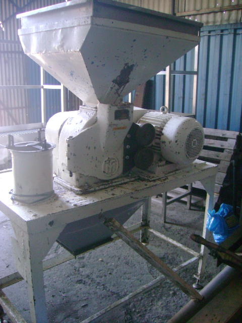 Sugar powder grinder