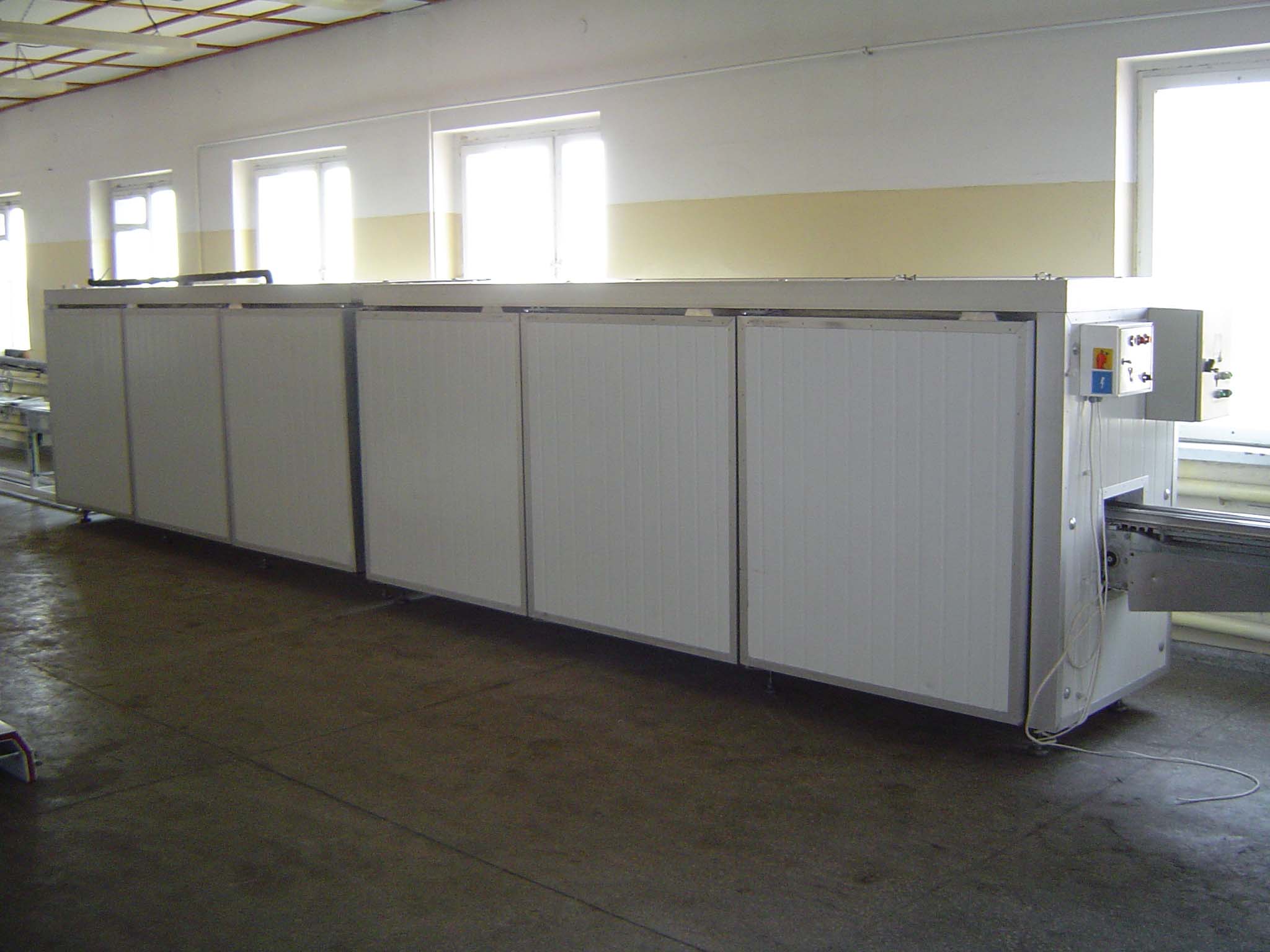 Cooling tunnel for sandwich cookies